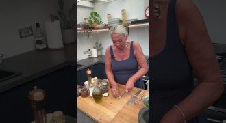 How to peel garlic easily